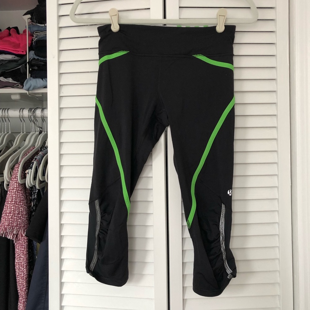LULULEMON 4 cropped black leggings w/ green accent
